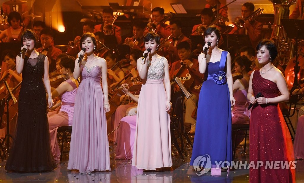 熱唱する北朝鮮芸術団
