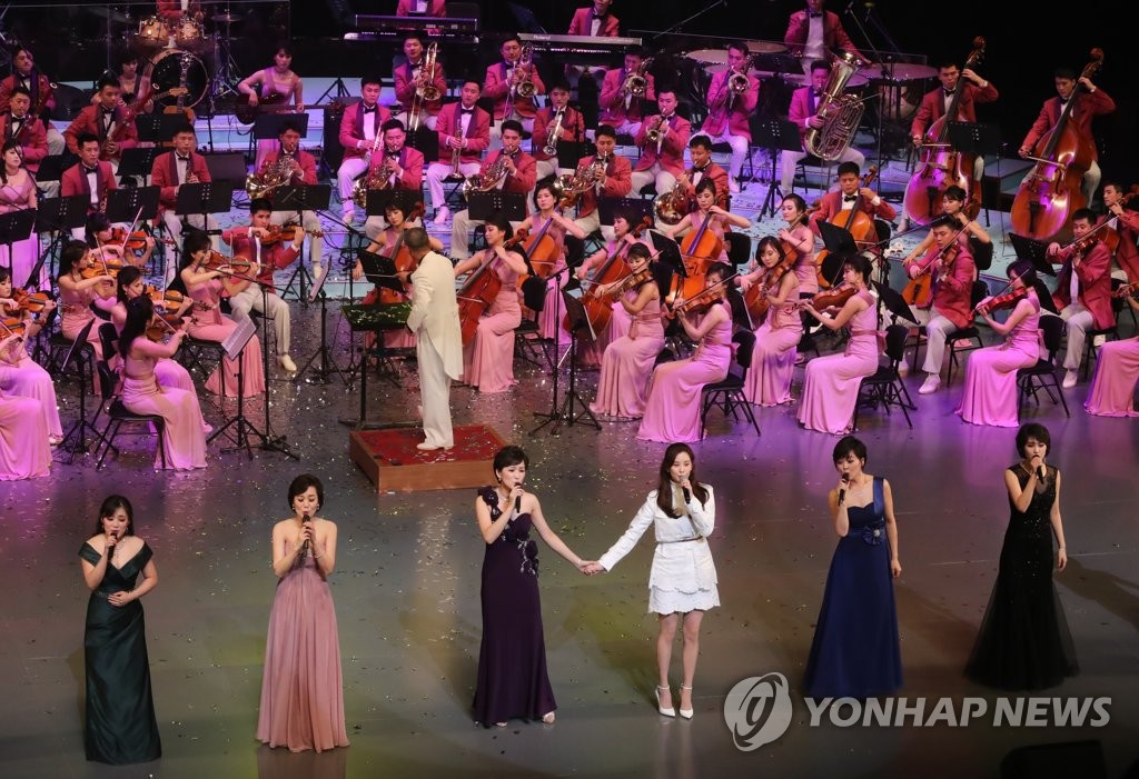 芸術団のソウル公演には韓国ガールズグループ・少女時代のソヒョン（手前右から３人目）も出演し、団員と手を取り合って歌を歌った＝（聯合ニュース）