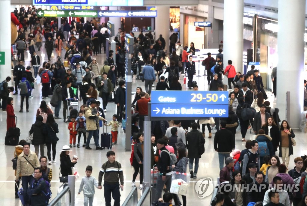 海外への旅行客らで混雑する仁川空港（資料写真）＝（聯合ニュース）