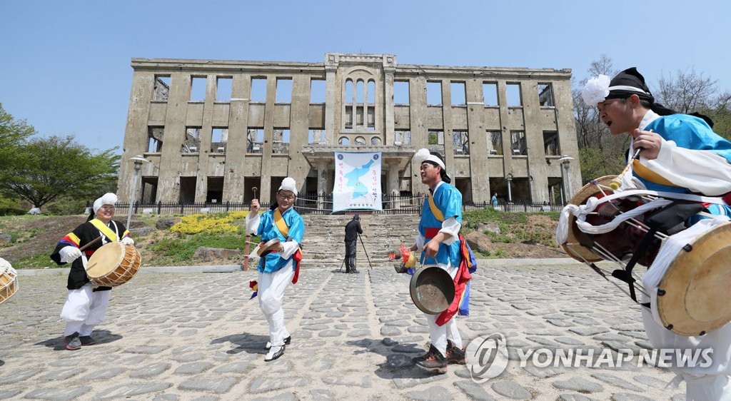 철원 노동당사 앞 직거래장터 축하공연
