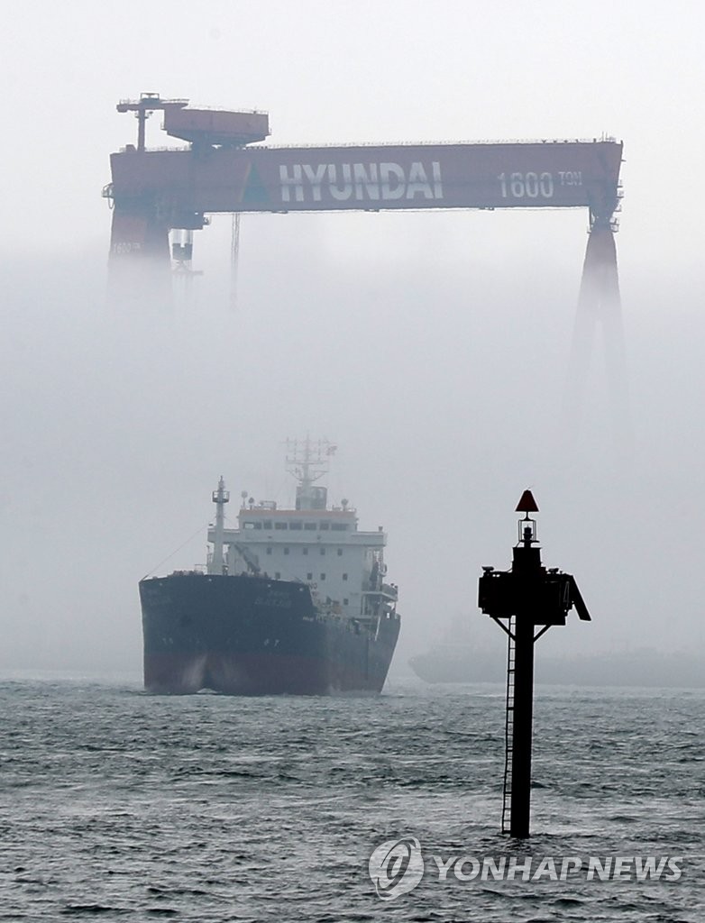 This file photo shows fog covering part of a huge Goliath crane at Hyundai Heavy Industries Co.'s shipyard in Ulsan. (Yonhap)