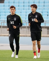 가볍게 몸푸는 기성용·장현수