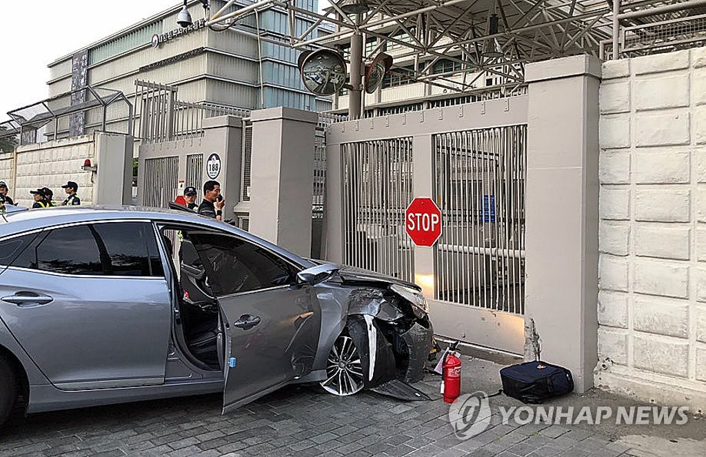 米国大使館の門に突っ込んだ車＝（聯合ニュース）