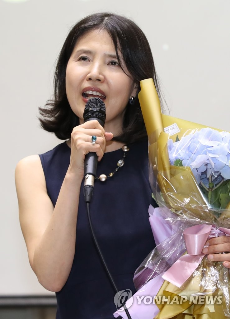 2018년 7월 미투운동 확산에 기여한 공로로 서울시 성평등상 대상 수상자로 선정된 최영미