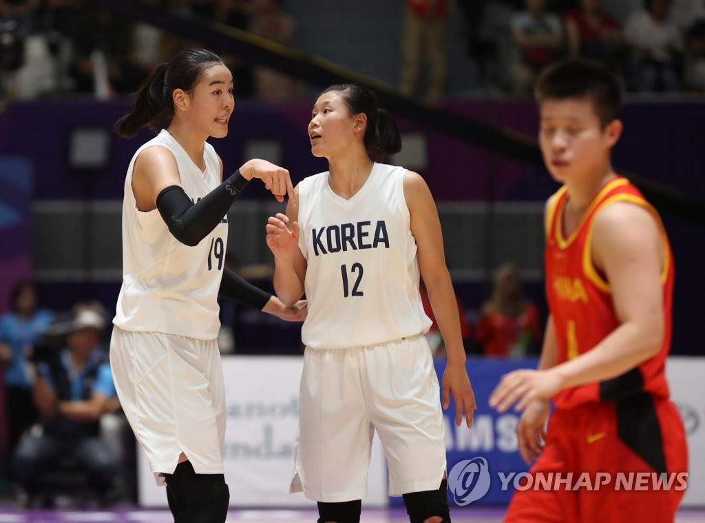 In this file photo from Sept. 1, 2018, joint women's Korean basketball team players Park Ji-su of South Korea (L) and Ro Suk-yong of North Korea talk to each other during the gold medal game against China at the 18th Asian Games at Gelora Bung Karno Istora in Jakarta. (Yonhap)