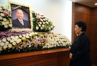 고 김인태 영정 앞 백수련