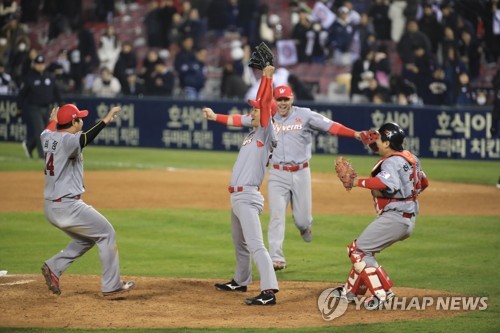 2018년 한국시리즈 우승을 합작한 김광현(가운데)과 최정(왼쪽)