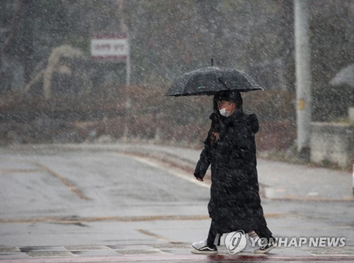 강원 내일 새벽부터 눈 '펑펑'…꽁꽁 언 빙판길 조심