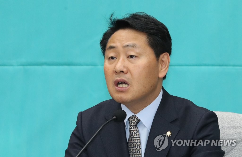 의총에서 발언하는 김관영