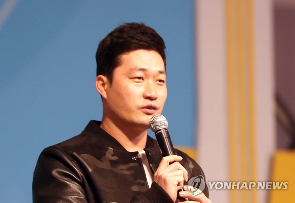 This file photo from Nov. 25, 2018, shows Oh Seung-hwan, South Korean reliever for the Colorado Rockies, speaking to fans in Busan, 450 kilometers southeast of Seoul, before an autograph signing. (Yonhap)