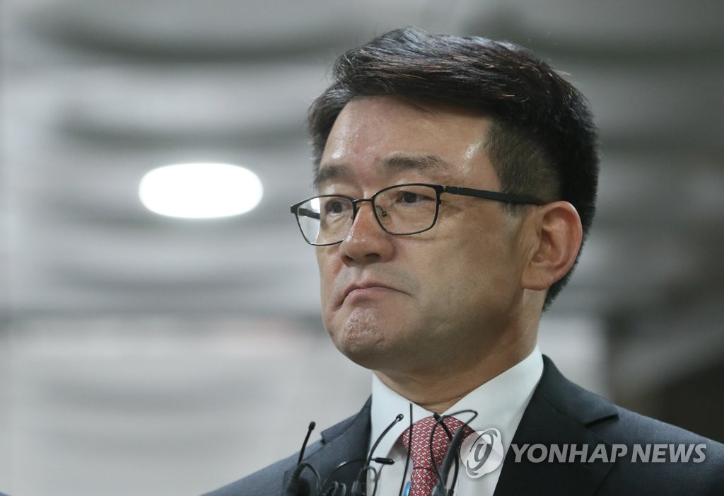 세월호 유가족에 대한 불법 사찰을 지시했다는 의혹을 받는 이재수 전 기무사령관이 지난 3일 오전 서울 서초구 서울중앙지방법원에서 열린 영장실질심사에 출석, 취재진의 질문을 받고 있는 모습 [연합뉴스 자료사진]