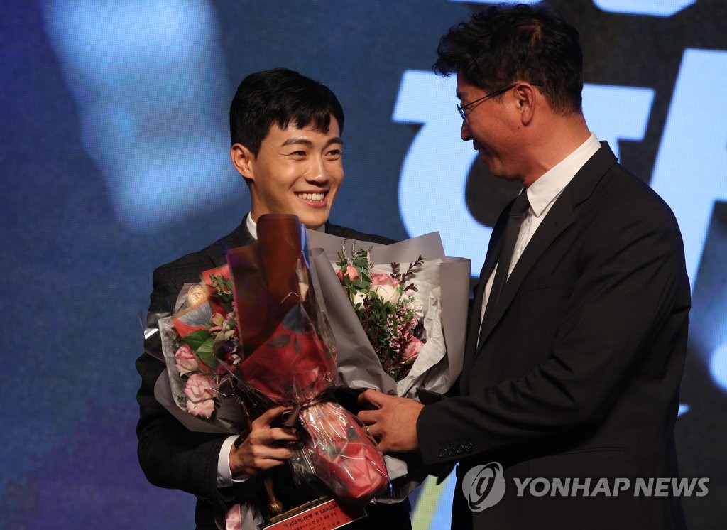Ulsan Hyundai midfielder Han Seung-gyu (L) is congratulated by Ulsan head coach Kim Do-hoon after Han was named Young Player of the Year at the 2018 K League Awards at a Seoul hotel on Dec. 3, 2018. (Yonhap)