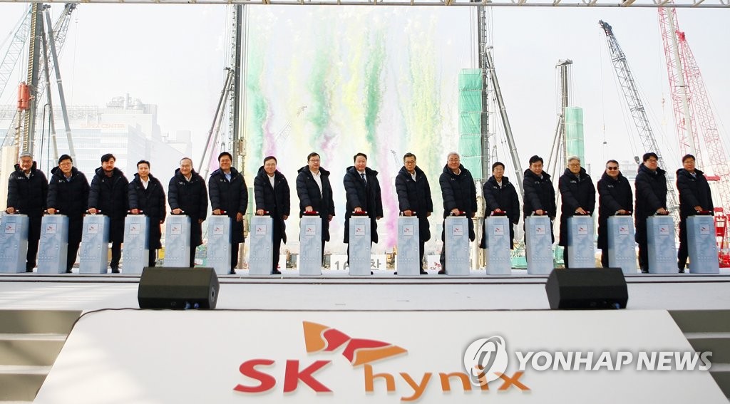 SK hynix holds a groundbreaking ceremony for its new DRAM plant in Icheon, Gyeonggi Province, on Dec. 19, 2018, in this photo provided by the chipmaker. (Yonhap) 