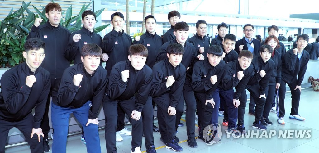 The South Korean delegation for the unified Korean men's handball team poses for a group photo at Incheon International Airport in Incheon on Dec. 21, 2018, before departing for Germany for the 2019 International Handball Federation (IHF) World Men's Handball Championship. (Yonhap)