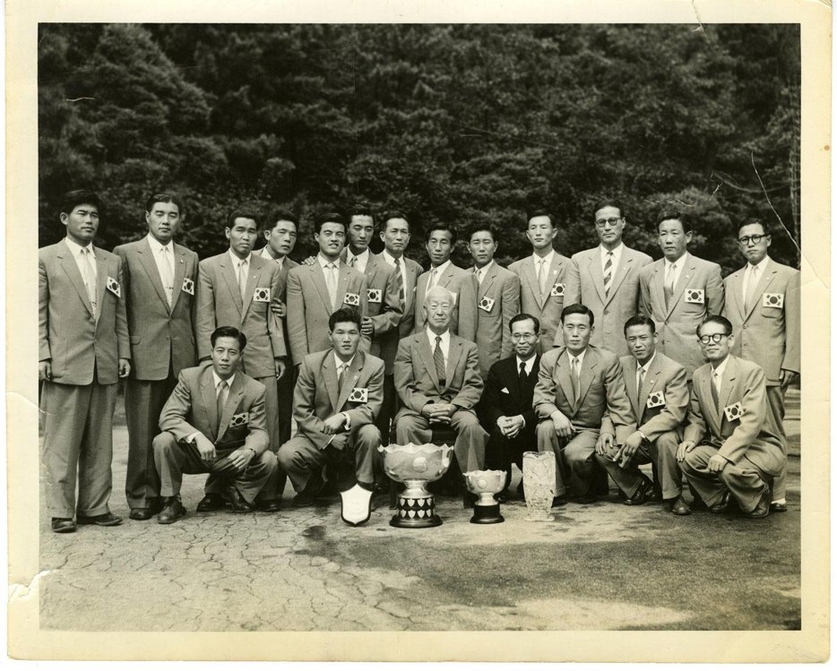 1956년 아시안컵 우승 후 경무대 방문한 선수단