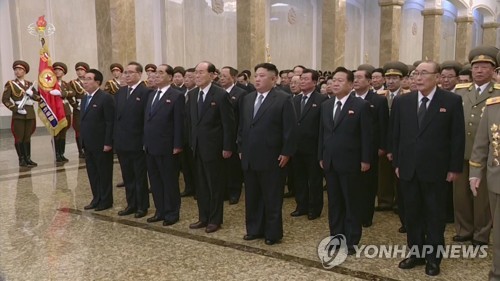 金正恩氏　錦繍山太陽宮殿を参拝＝故金日成主席の生誕記念日