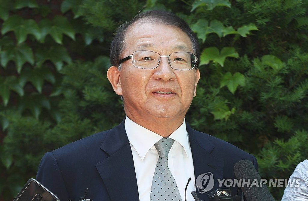 Former Supreme Court Chief Justice Yang Sung-tae speaks to reporters about the top court's power abuse allegations near his residence in Seongnam, Gyeonggi Province, east of Seoul, on June 1, 2018. (Yonhap)