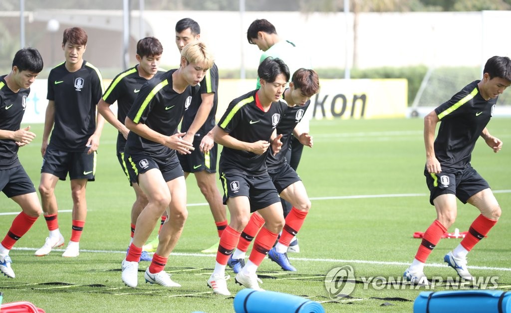 In this file photo taken Jan. 8, 2019, South Korea national football team players train at the Police Officers Club football field in Dubai, the United Arab Emirates. (Yonhap) 