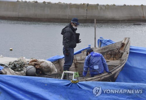 표류한 북한 목선 조사하는 일본 수사관계자