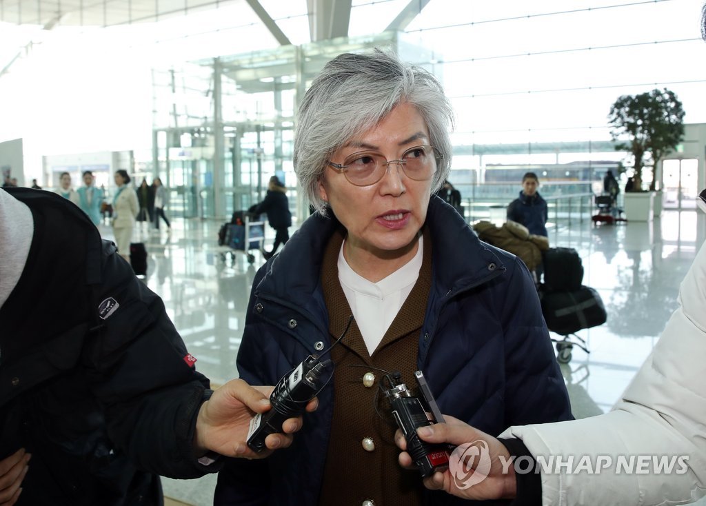 Foreign Minister Kang Kyung-wha speaks to reporters at Incheon International Airport, west of Seoul, on Feb. 13, 2019, just before departing for Poland to attend a Middle East peace forum. (Yonhap)