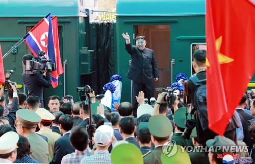 환송단에 인사하는 김정은 국무위원장