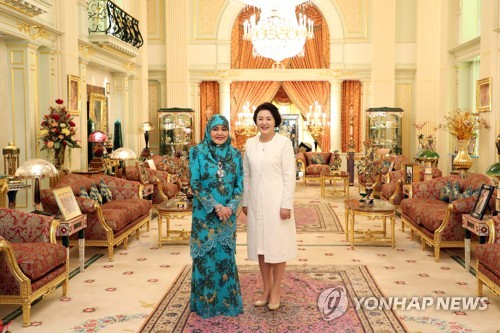 Avec la reine de Brunei