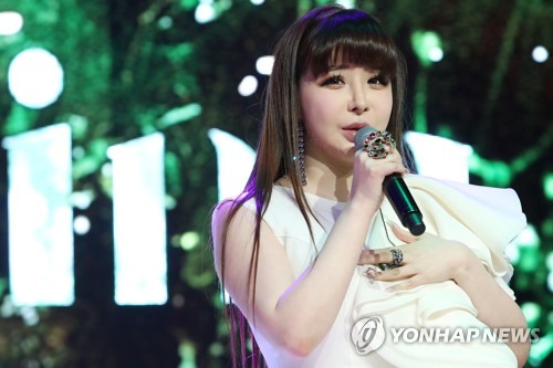 2ne1 bom パクボム　トレカ　公式 パク・ボム。 Park bom、2ne1、有名人のスタイルのアイコン 高