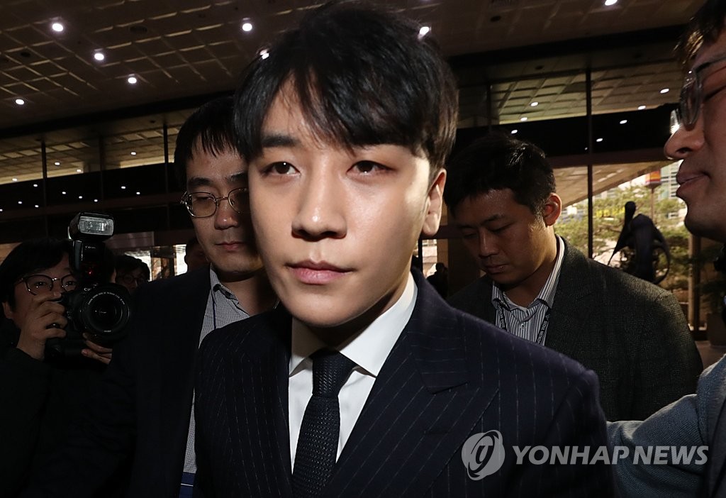 BIGBANG member Seungri enters the Seoul Metropolitan Police Agency on March 14, 2019, to face questioning over sex-for-favors allegations. (Yonhap)