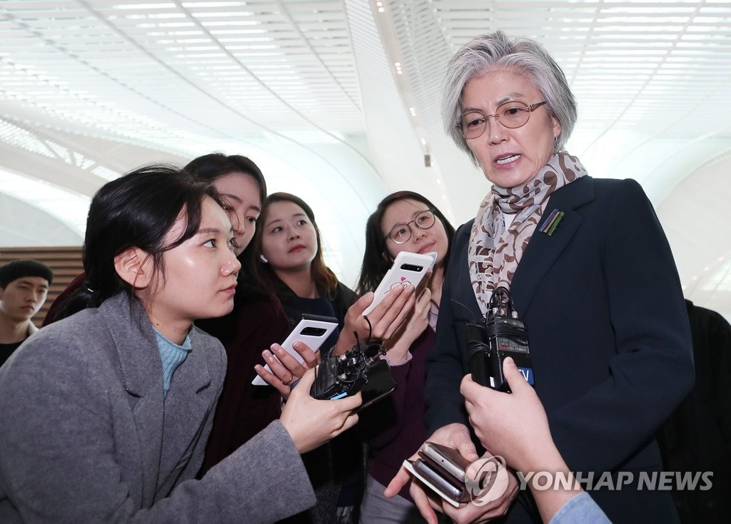 South Korean Foreign Minister Kang Kyung-wha faces a barrage of questions from reporters at the Incheon International Airport in Incheon, west of Seoul, on March 28, 2019. (Yonhap)