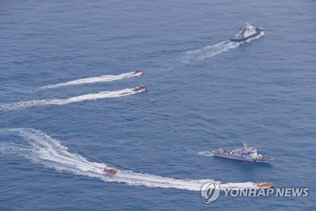 The Korea Coast Guard vessel Lee Cheong Ho and the U.S. Coast Guard cutter Bertholf sail in waters off Seogwipo on Jeju, South Korea's largest island, on March 28, 2019, as the two sides hold a joint drill on rescue and anti-narcotics inspections on the high seas. (Yonhap)