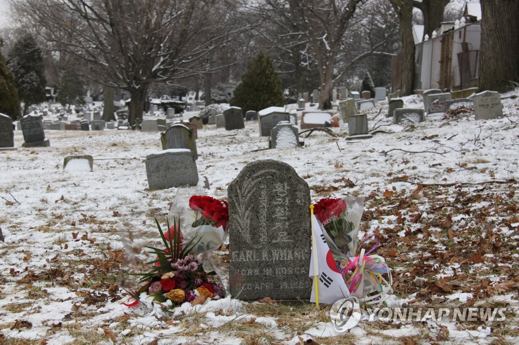 This file photo, taken March 29, 2019, shows the grave of Korean independence activist Hwang Ki-hwan at Mount Olivet Cemetery in New York. (Yonhap)