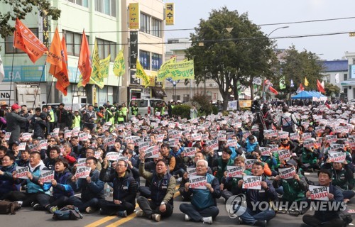 "제주 4·3항쟁 정신 계승…영리병원·제2공항 철회하라"