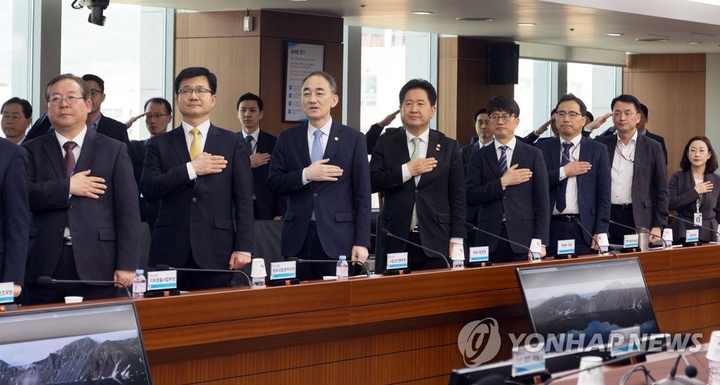 Government and military officials attend the inaugural session of a new consultative body on defense projects and policy at the defense ministry in Seoul on April 3, 2019, in this photo provided by the ministry. (Yonhap)