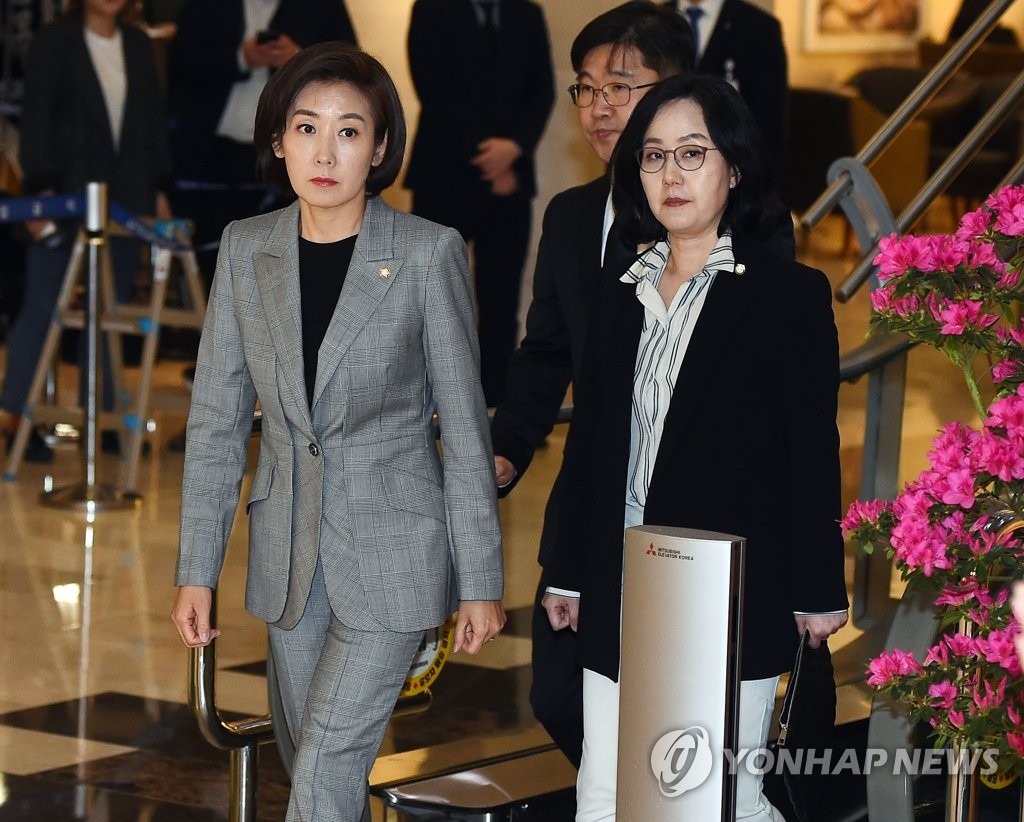 조양호 회장 빈소 찾은 나경원 원내대표와 김현아 의원 | 연합뉴스
