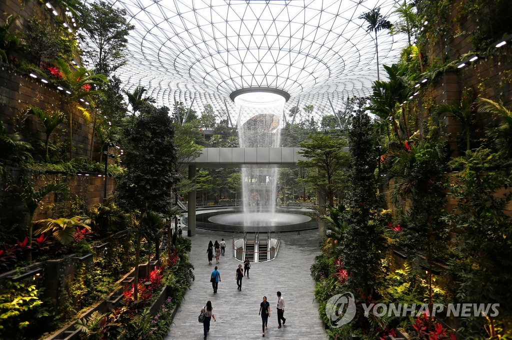 창이공항 주얼 창이 인공폭포 | 연합뉴스