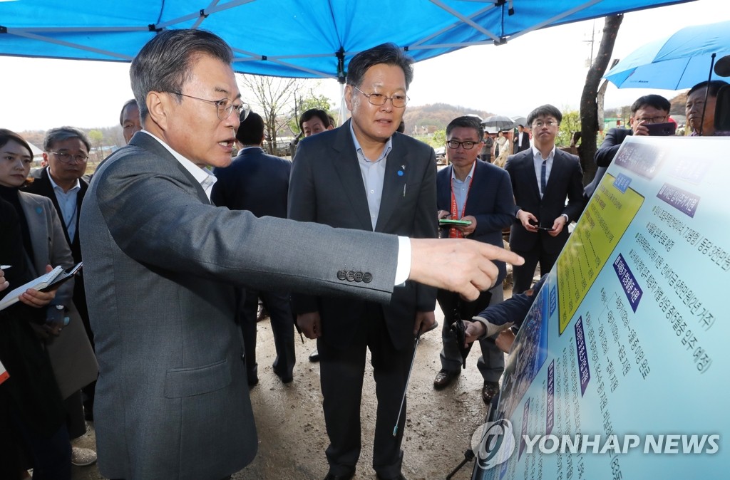 President Moon Jae-in visits a wildfire site in Goseong, Gangwon Province, on April 26, 2019. (Yonhap)