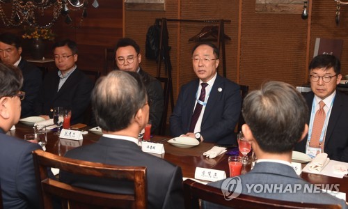 중국진출기업 오찬 간담회서 인사말 하는 홍남기 부총리