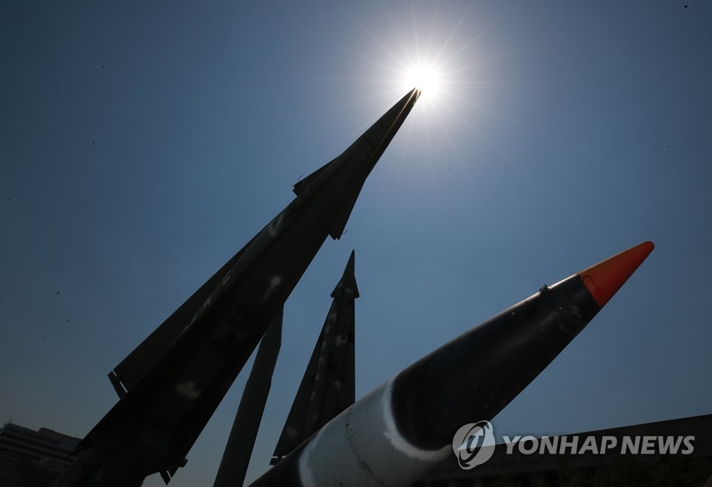 ソウル市内に展示されている北朝鮮のミサイルなどの飛翔体＝（聯合ニュース）
