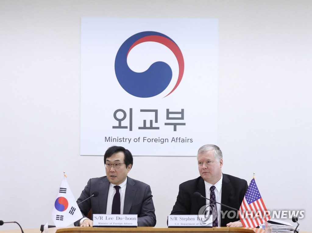 Lee Do-hoon (L), special representative for Korean Peninsula peace and security affairs, and his U.S. counterpart, Stephen Biegun, preside over a meeting of a joint "working group" at the government complex in Seoul on May 10, 2019, in this pool photo. (Yonhap)