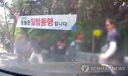 순식간에 인파 속 돌진해 '쾅'…블랙박스로 본 통도사 사고