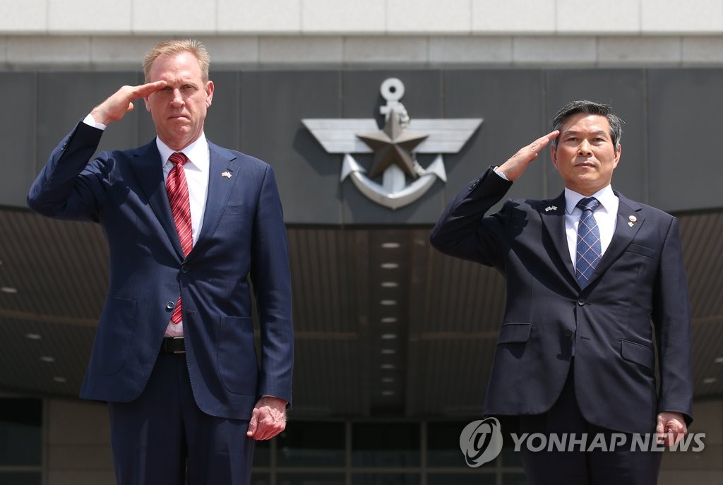 Acting U.S. Secretary of Defense Patrick Shanahan (L) and South Korean Defense Minister Jeong Kyeong-doo return the salute from a guard of honor during a welcome ceremony at the defense ministry in Seoul on June 3, 2019. (Yonhap)