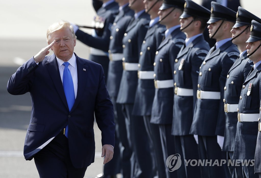 의장대 사열하는 트럼프…영국 국빈방문 시작