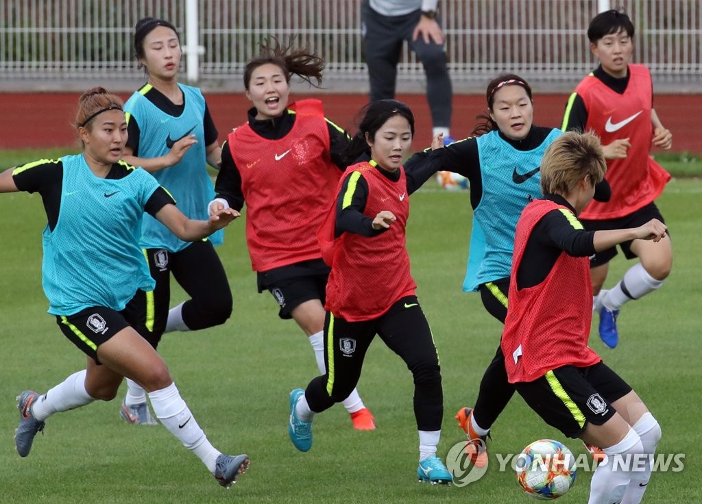 Members of the South Korean women's national football team practice at Stade Louis Boury in Gennevilliers, France, on June 3, 2019, in preparation for the FIFA Women's World Cup. (Yonhap)