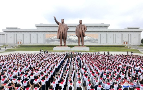 Los niños norcoreanos rinden homenaje a los exlíderes del país