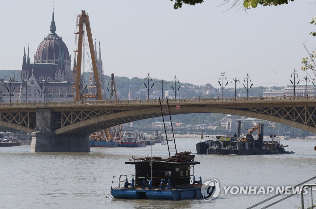 (LEAD) Hungarian authorities step up preparations to raise sunken tour boat - 2