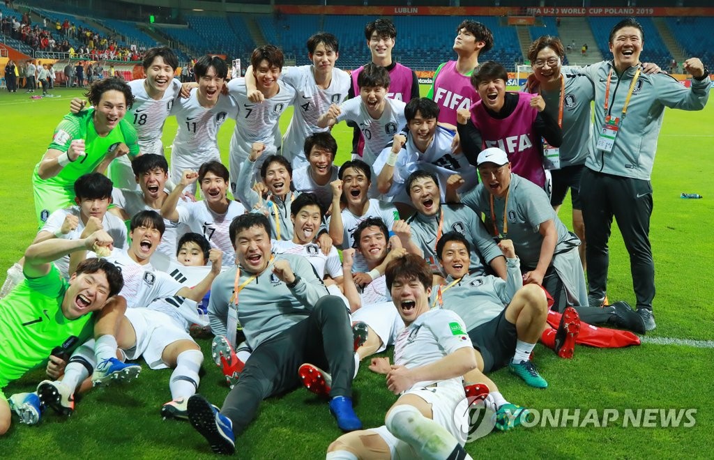 South Korean players and coaches celebrate their 1-0 victory over Ecuador in the semifinals of the FIFA U-20 World Cup at Lublin Stadium in Lublin, Poland, on June 11, 2019. (Yonhap)