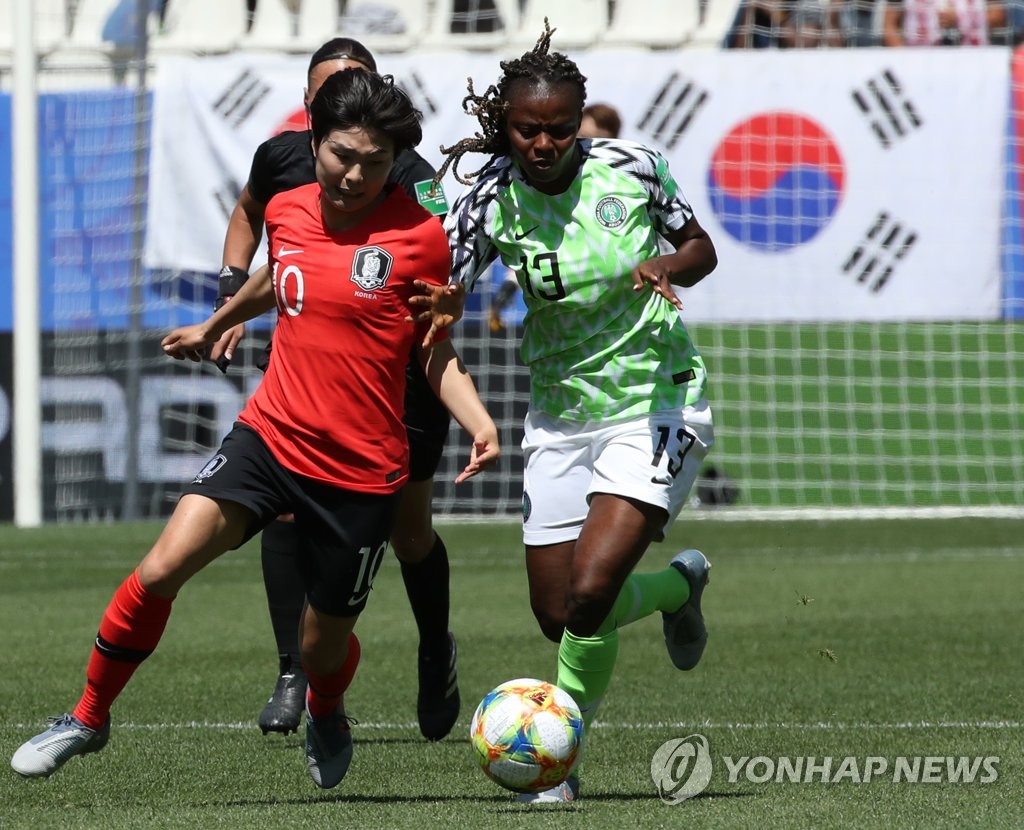 Ji So-yun of South Korea (L) and Ngozi Okobi of Nigeria chase the ball during a Group A match at the FIFA Women's World Cup at Stade des Alpes in Grenoble, France, on June 12, 2019. (Yonhap)