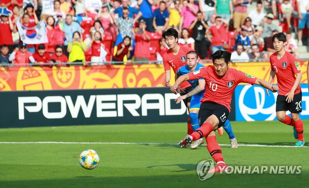 Lee Kang-in of South Korea takes a penalty against Ukraine in the FIFA U-20 World Cup final at Lodz Stadium in Lodz, Poland, on June 15, 2019. (Yonhap)