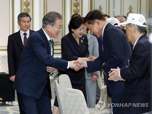 Moon con los veteranos de la Guerra de Corea