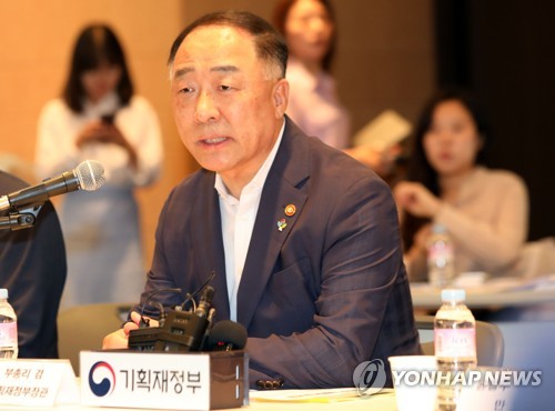 (2nd LD) Seoul considering extending tax benefits on eco-friendly cars: finance minister